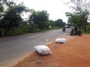 Muatan Truk Odol Jatuh di Jalan, Nyaris Celakai Pengendara Lain