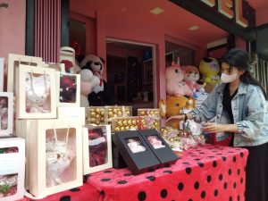Raup Cuan dari Jual Pernak-pernik Valentine Day