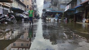 Banjir Rob Rendam Jalan Pelantar II Tanjungpinang, Aktivitas Warga Terganggu