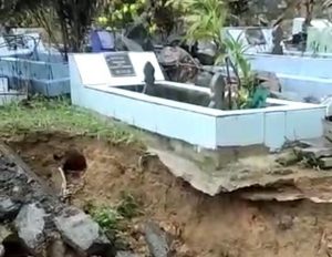 Batu Miring di TPU Kamboja Tanjung Uban Longsor