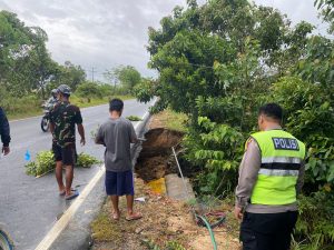 Waspada Jalan Lintas Barat KM 51 Bintan Amblas, Lalu Lintas Bakal Dialihkan