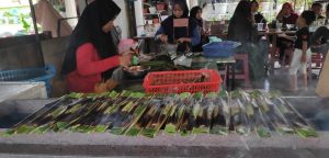 Menjajal Kuliner Otak Otak di Kampung Sei Enam Bintan
