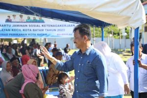 Peduli Nelayan, Kepala BP Batam Serahkan Ribuan Kartu BP Jamsostek