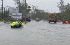 Direndam Banjir, Arus Lalu Lintas Simpang Ceruk Ijuk Bintan Dialihkan