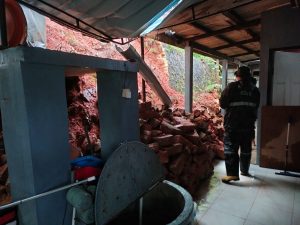 Rumah Warga di Kampung Kolong Enam Bintan Nyaris Tertimbun Reruntuhan Longsor