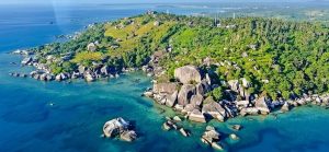 Melihat Pesona Laut Natuna Diatas Objek Wisata Batu Sindu