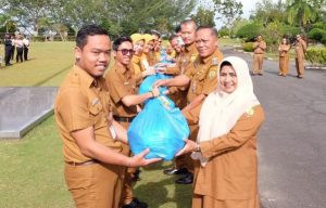 Jelang Ramadan, Wali Kota Rahma Serahkan Bantuan Sembako untuk Tenaga Honorer, Satpam dan Petugas Kebersihan