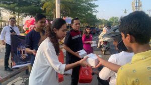 Karyawan Hotel Aston Tanjungpinang Bagikan Ratusan Takjil di Gedung Gonggong
