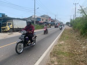 Warga Keluhkan Tumpahan Oli di Jalan Raja Haji Fisabilillah Kilometer 8 Atas