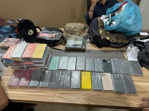 Petugas Bea Cukai Batam Tangkap Pemudik yang akan Selundupkan Ratusan Ponsel