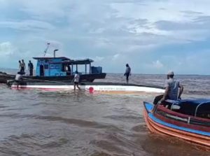 Kapal SB Evelyn Calisca 01 Tujuan Tanjungpinang Terbalik di Perairan Pulau Burung
