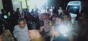 Isak Tangis Keluarga Pecah saat Jenazah Korban Kecelakaan SB Evelyn Calisca 01 Tiba di Rumah Duka
