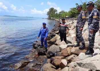 Tim Gabungan Bersihkan Limbah Minyak Hitam di Pesisir Pantai Bintan