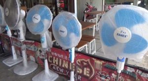 Cuaca Panas, Penjual Kipas Angin di Tanjungpinang Cuan Besar