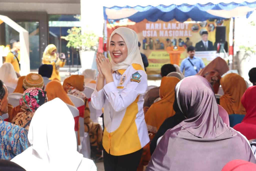 Ketua LKKS Bintan Hafizha Rahmadhani berada di tengah Lansia