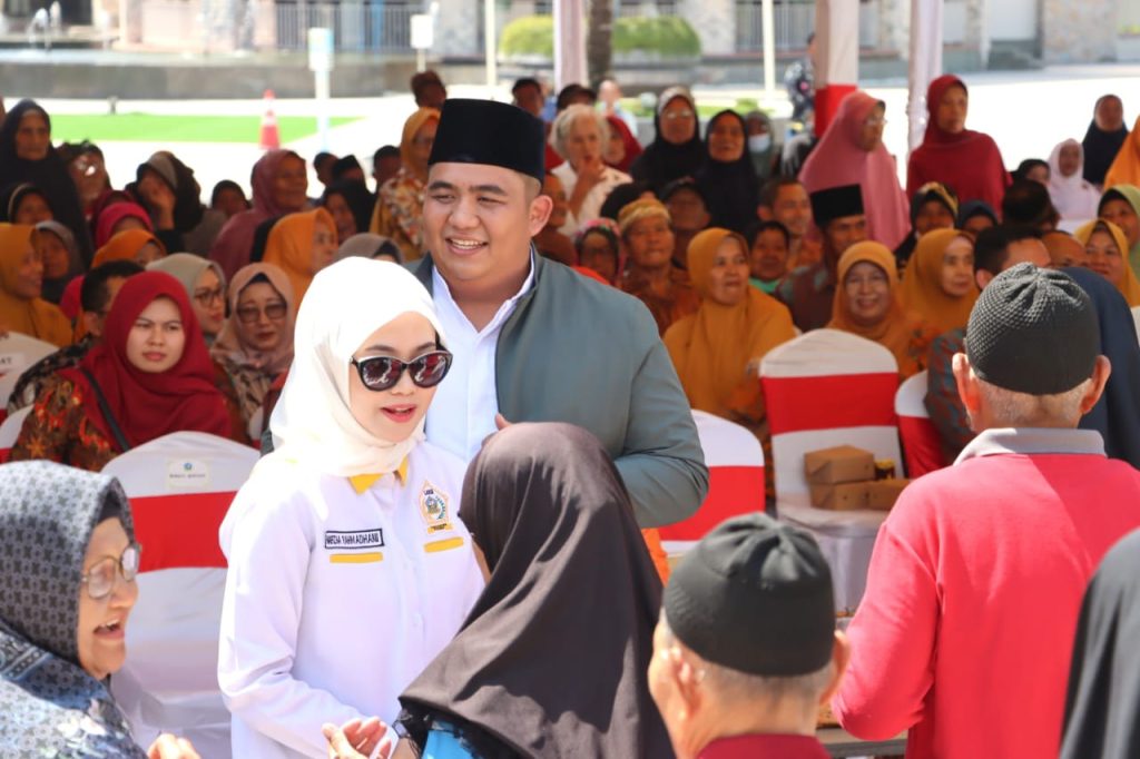 Bupati Bintan dan Ketua LKKS Bintan bergembira bersama Lansia