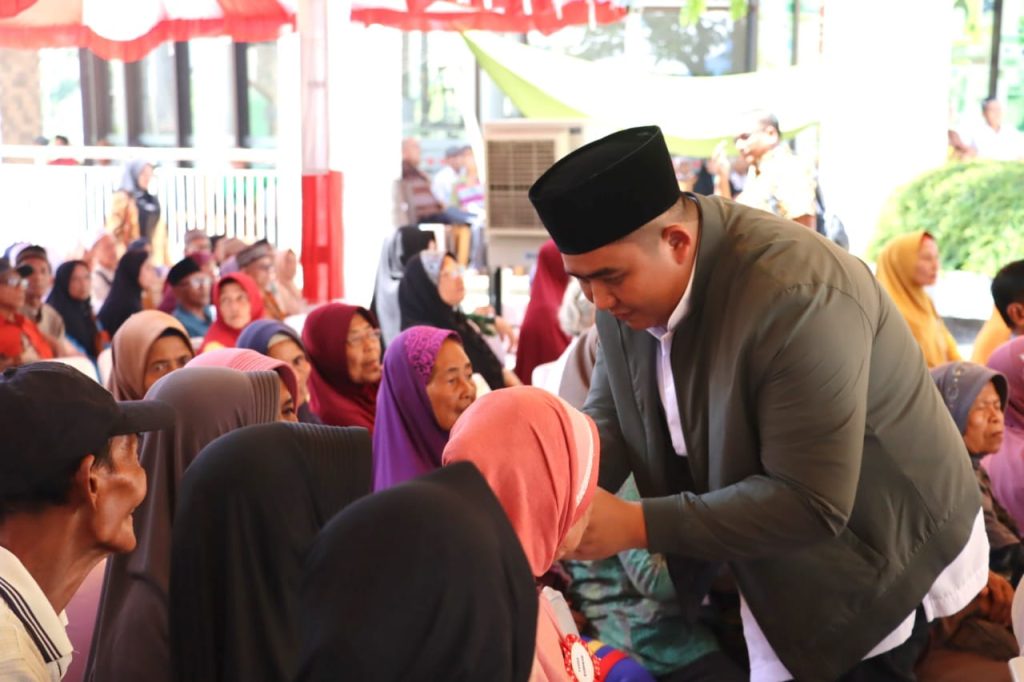 Bupati Roby saat menyapa dan mendengar cerita salah seorang Lansia