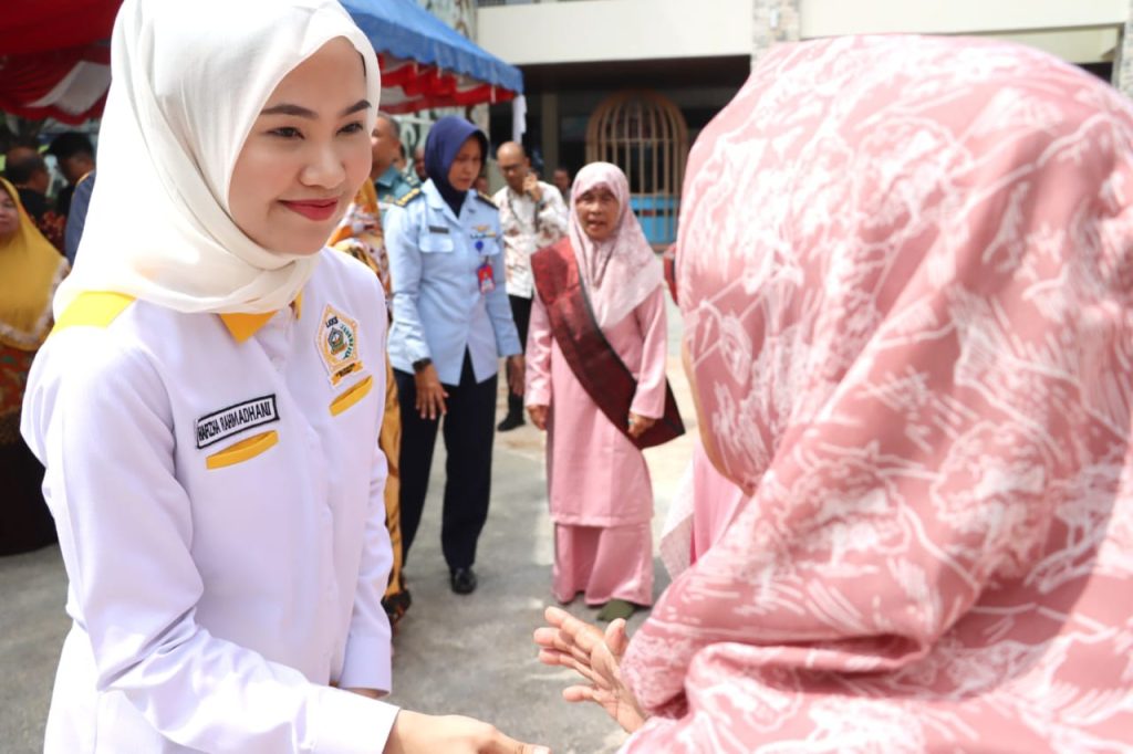 Bupati Bintan dan Ketua LKKS Bintan bergembira bersama Lansia