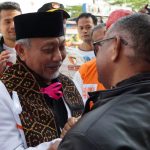 Tiba di Batam, Presiden PKS Ahmad Saikhu Disematkan Selendang Kain Khas Flores
