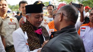Tiba di Batam, Presiden PKS Ahmad Saikhu Disematkan Selendang Kain Khas Flores