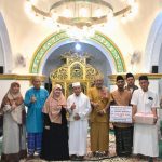Suryani Serahkan Bantuan Operasional Rp 100 Juta Presiden PKS ke DKM Masjid Sultan Riau Penyengat.