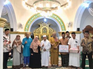 Suryani Serahkan Bantuan Operasional Rp 100 Juta Presiden PKS ke DKM Masjid Sultan Riau Penyengat.