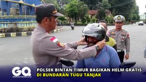 Polsek Bintan Timur Bagikan Helm Gratis di Bundaran Tugu Tanjak