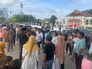 Dilarang Berjualan di Taman Gurindam 12, Sejumlah Pedagang Protes hingga Banting Kursi