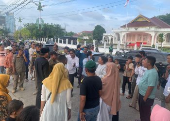 Dilarang Berjualan di Taman Gurindam 12, Sejumlah Pedagang Protes hingga Banting Kursi. Foto: Gotvnews/San.