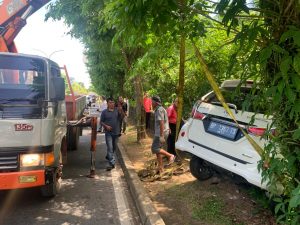 Mobil Masuk Jurang di Lampu Merah Batu 7 Tanjungpinang, Diduga Sopir Hilang Kendali