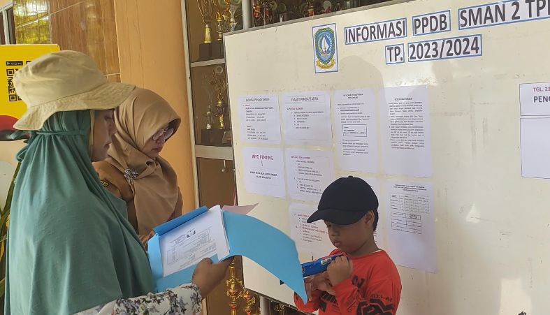 Sejumlah Orang Tua Murid Bingung Daftar PPDB Online