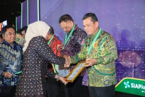 Gubernur Ansar Terima Penghargaan Pembina K3 Terbaik
