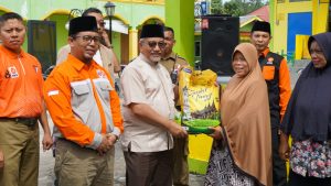 Presiden PKS Salurkan Bantuan Sosial di Pulau Penyengat, Ada Beras, Uang Tunai hingga Hewan Kurban