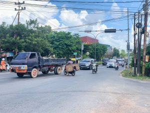 Lampu Lalu Lintas di Persimpangan Melayu Kota Piring Mati, Pengendara Saling Terobos