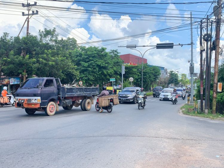 Lampu Lalu Lintas Di Persimpangan Melayu Kota Piring Mati, Pengendara ...