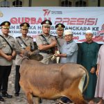 Jelang Idul Adha, Polresta Tanjungpinang Serahkan Lima Ekor Sapi Kurban