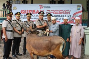 Jelang Idul Adha, Polresta Tanjungpinang Serahkan Lima Ekor Sapi Kurban