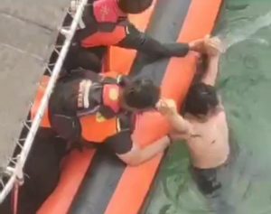 Percobaan Bunuh Diri, Seorang Pria Loncat dari Atas Jembatan Dompak