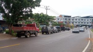 Antrean Solar Mengular di SPBU Toapaya Bintan