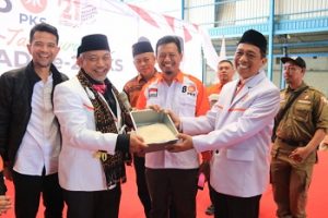 Presiden PKS Ahmad Syaikhu Resmikan ATM Beras di Batam