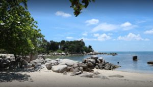 Menikmati Indahnya Pantai Trikora Bintan