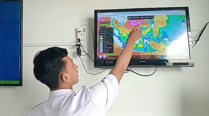 Dampak Siklon Tropis Doksuri, BMKG Imbau Waspada Angin Kencang