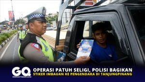 Operasi Patuh Seligi, Polisi Bagikan Stiker Imbauan ke Pengendara di Tanjungpinang