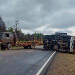 Pecah Ban, Truk Minuman Kemasan Prendjak Terguling di Jalan Lintas Barat Bintan