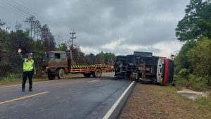 Pecah Ban, Truk Minuman Kemasan Prendjak Terguling di Jalan Lintas Barat Bintan