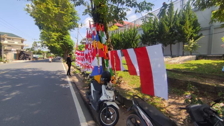 Jelang HUT RI Ke 78, Pedagang Bendera Musiman Mulai Ramai di Tanjungpinang
