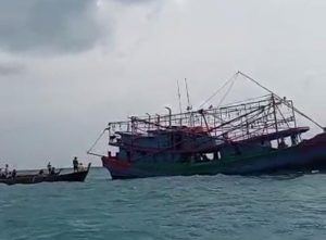 Nelayan Usir Puluhan Kapal Pukat Mayang di Perairan Mapur Bintan