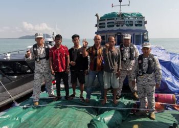 Mati Mesin, Kapal Bawa Sembako Tujuan Anambas Hanyut ke Perairan Malaysia .
