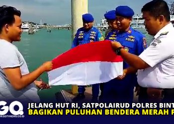Jelang HUT RI, Satpolairud Polres Bintan Bagikan Puluhan Bendera Merah Putih