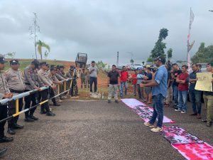 Puluhan Supir Maxim di Tanjungpinang Geruduk Kantor Gubernur Kepri